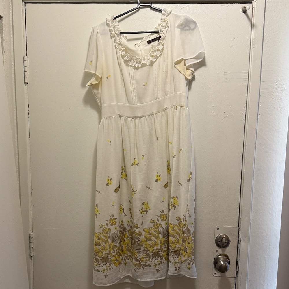 TeX by Max Azria Cream Ruffled Blouse Top - Picture 4 of 4